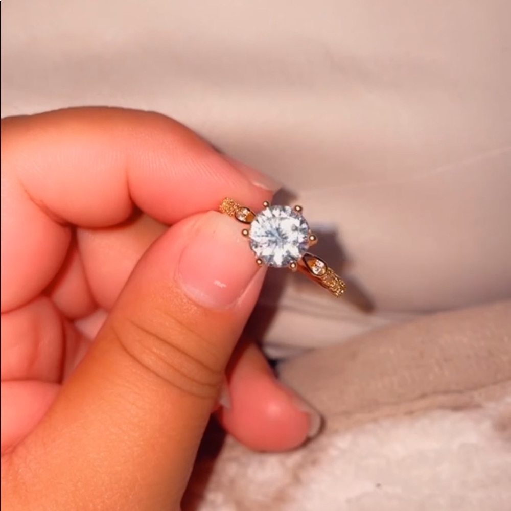 Size 8 gold ring. (U.S. sizing)